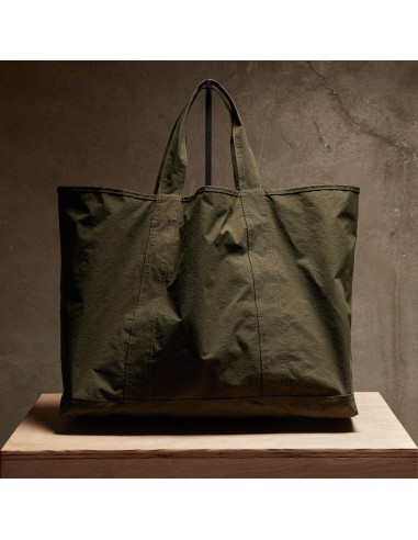 Large Matte Nylon Tote - Olive est présent 